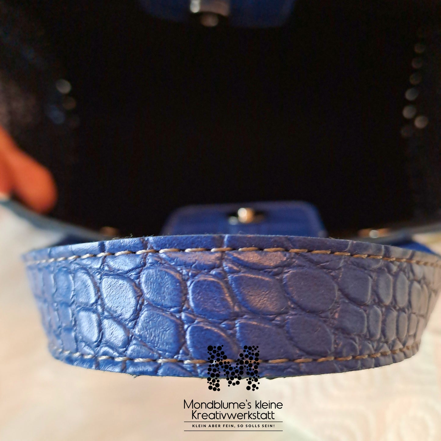 Handgehäkelte wunderschöne Tasche in Kunstlederoptik (Blau)