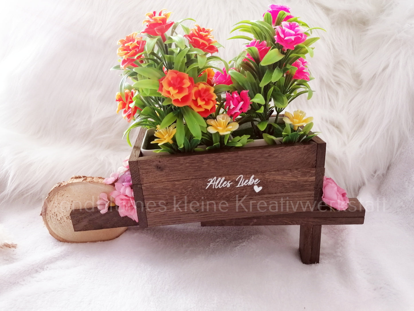 Schubkarre, befüllt mit Blumen