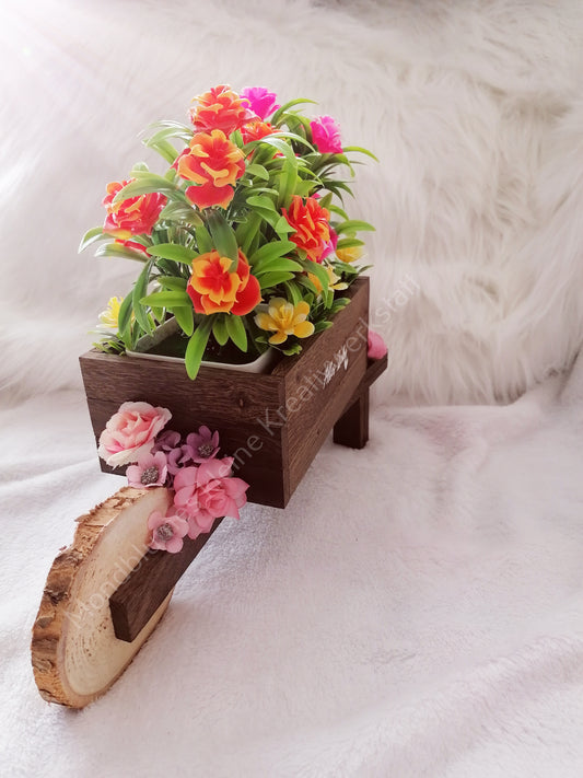 Schubkarre, befüllt mit Blumen