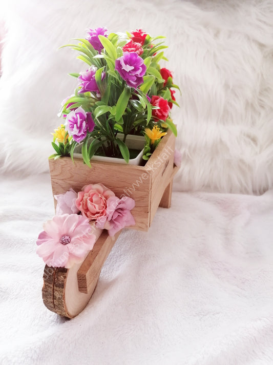 Schubkarre hell, befüllt mit Blumen