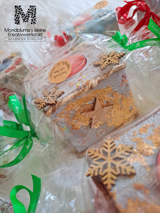 Weihnachtlicher Holzwürfel mit duftenden Teelicht