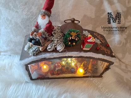 Wunderschöne Weihnachtslaterne mit einer kleinen Wichtelstatt