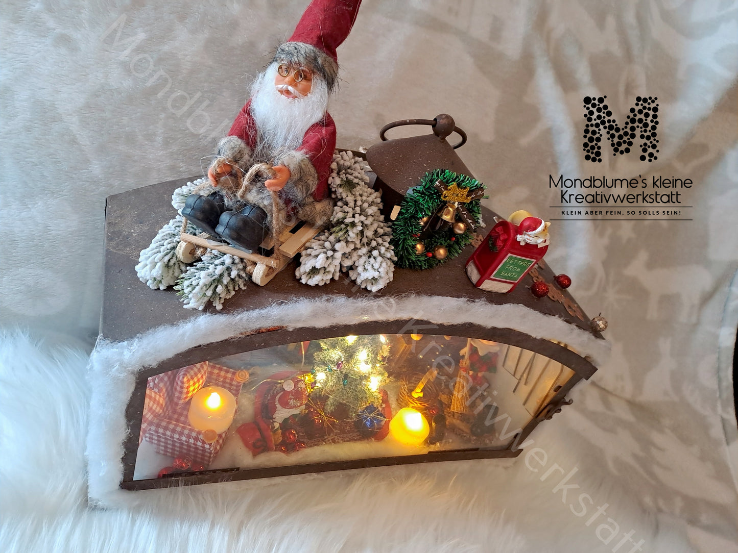 Wunderschöne Weihnachtslaterne mit einer kleinen Wichtelstatt