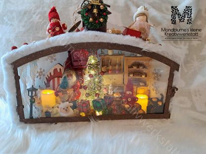 Wunderschöne Weihnachtslaterne mit einer Wichtelstatt