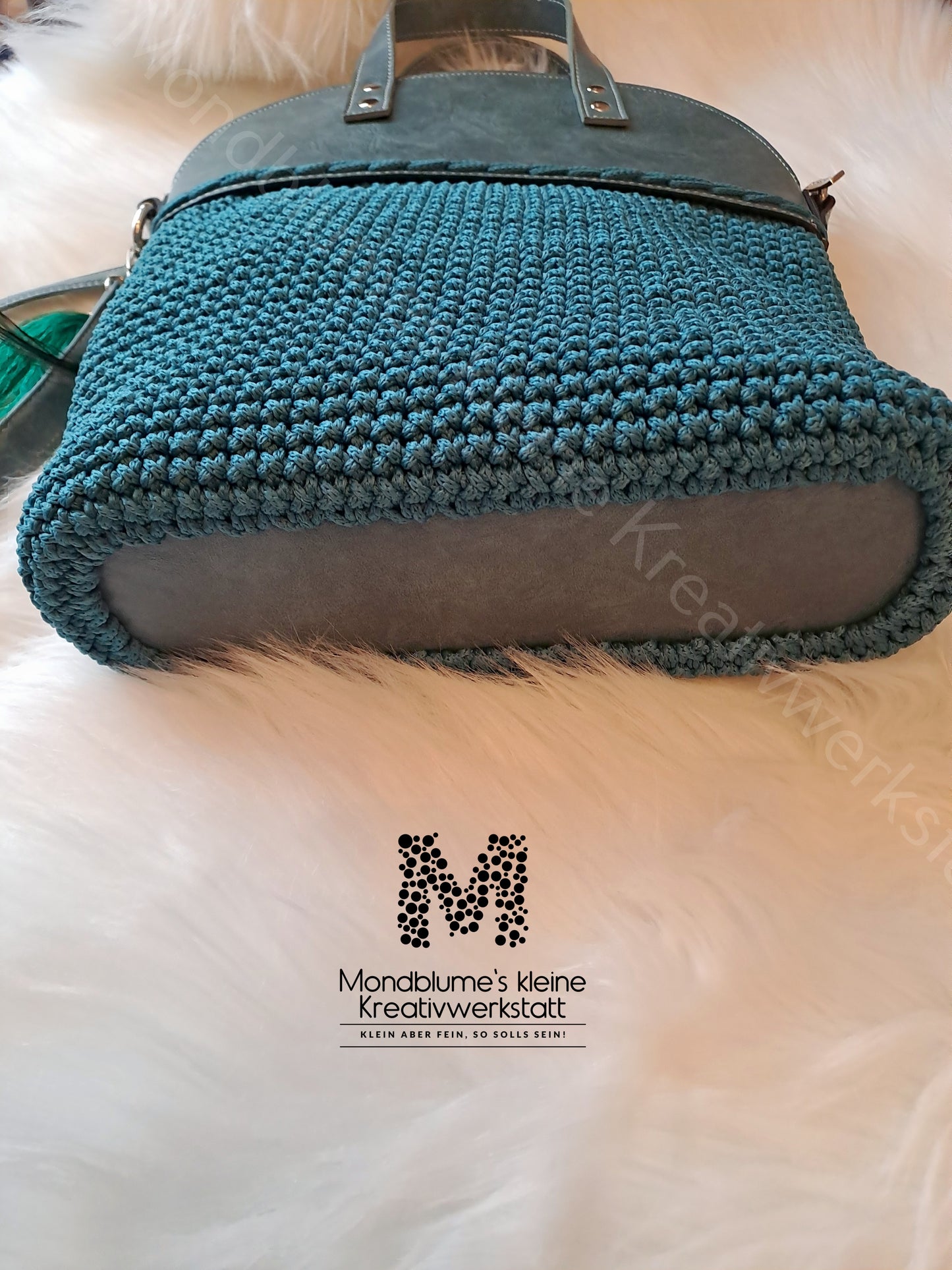 Liebevoll gehäkelte Tasche in Petrol