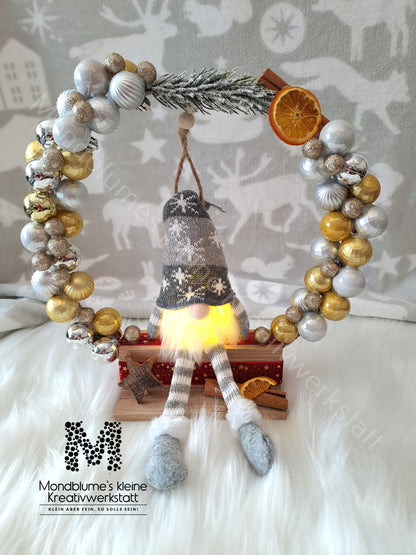 Handgemachter Weihnachtsbogen mit Wichtel & LED-Licht | Adventsdeko