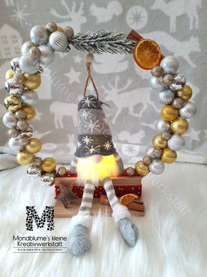 Handgemachter Weihnachtsbogen mit Wichtel & LED-Licht | Adventsdeko