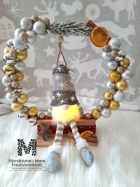 Handgemachter Weihnachtsbogen mit Wichtel & LED-Licht | Adventsdeko