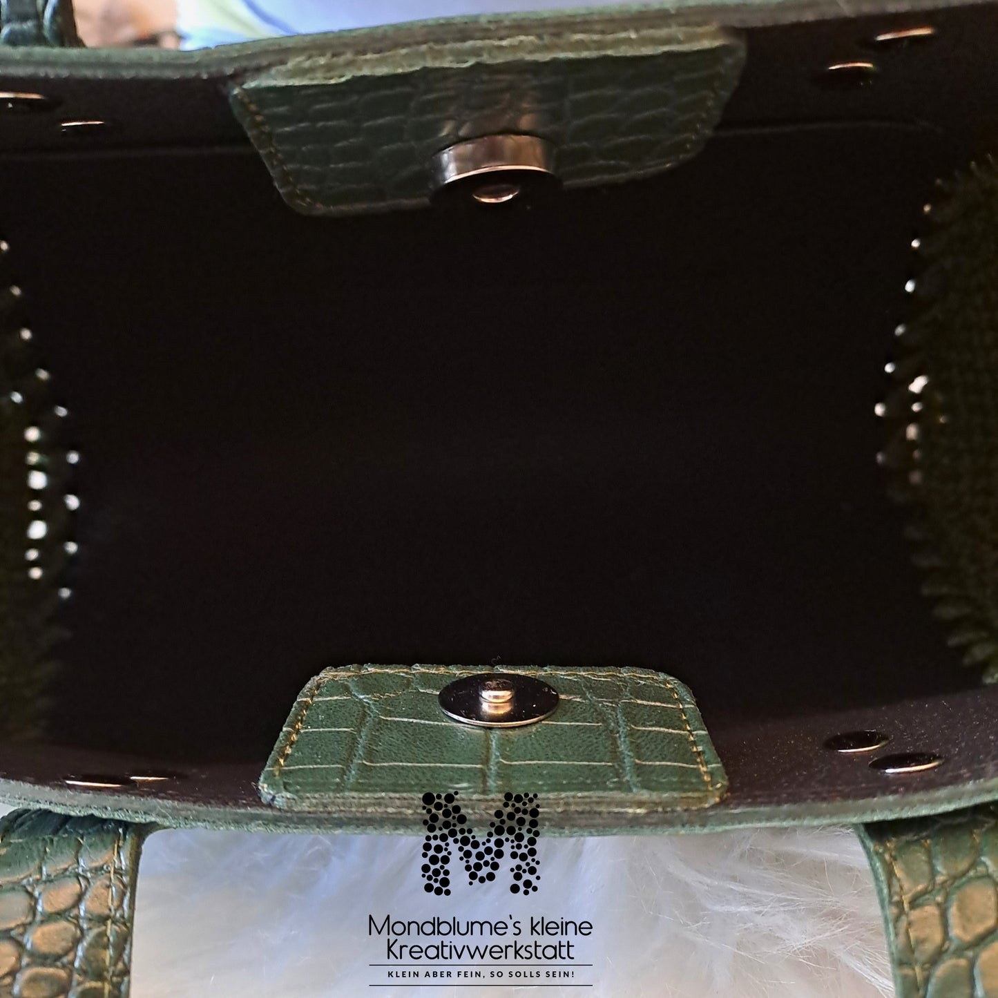 Handgehäkelte wunderschöne Tasche in Kunstlederoptik (Dunkelgrün)