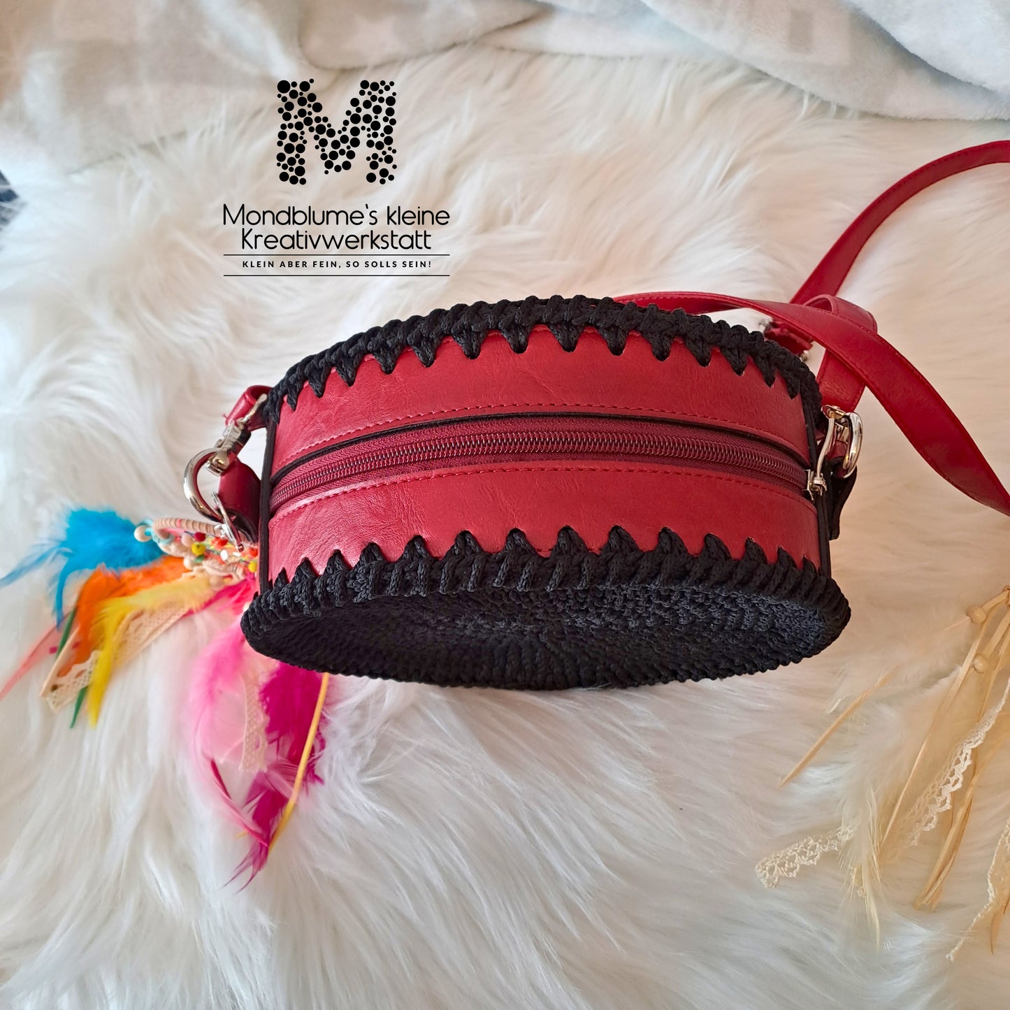 Runde Boho-Häkeltasche Schwarz Rot Detail Kunstleder