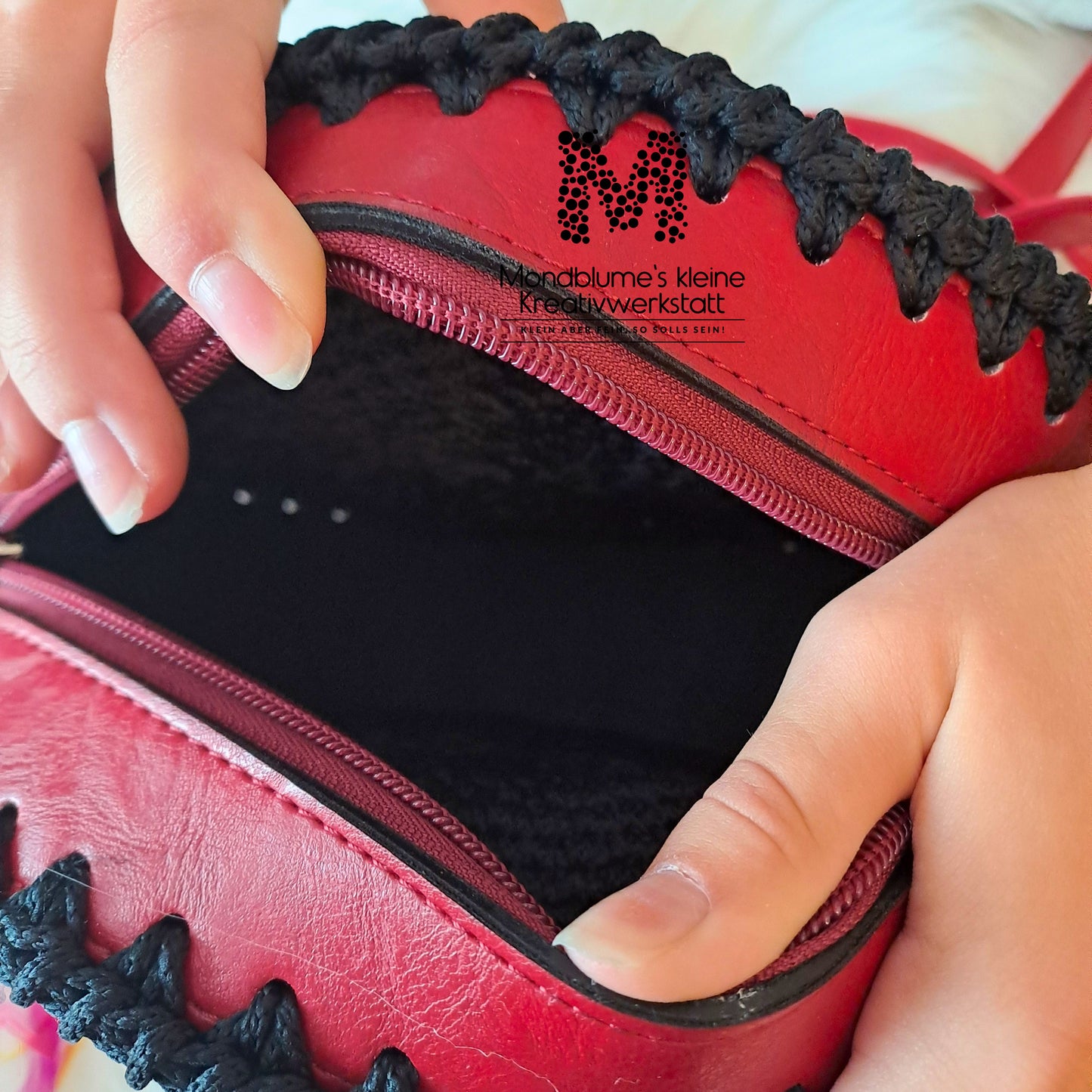 Runde Boho-Häkeltasche Schwarz Rot Innenansicht