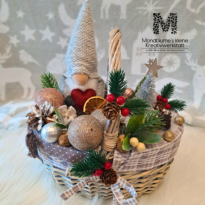 Handgemachtes Weihnachtsarrangement im Dekokorb mit Wichtel - Ansicht 2