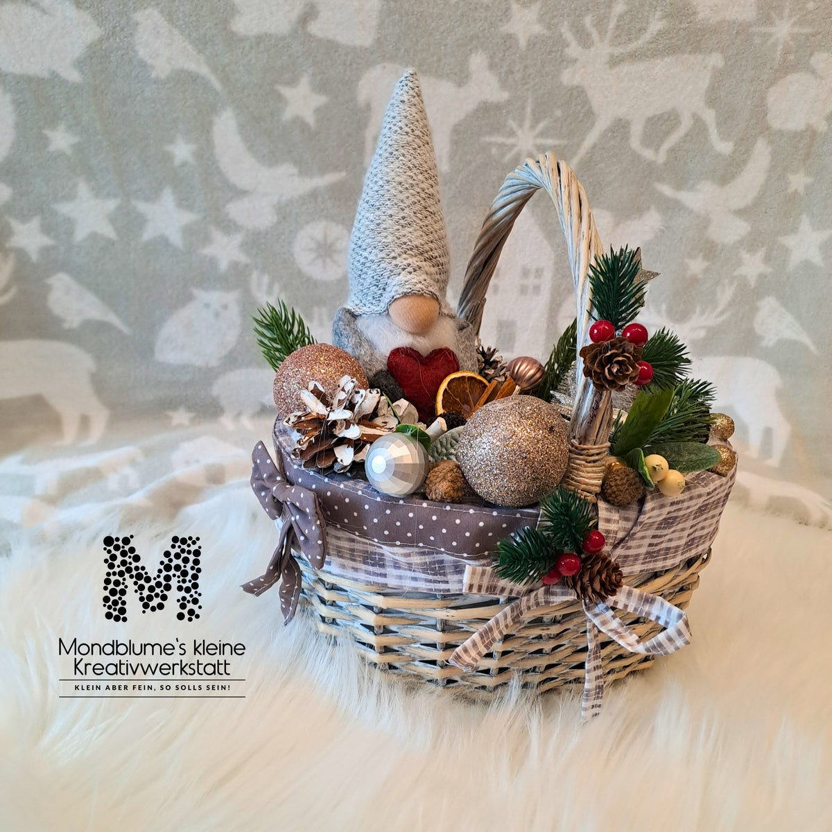 Handgemachtes Weihnachtsarrangement im Dekokorb mit Wichtel - Seitenansicht