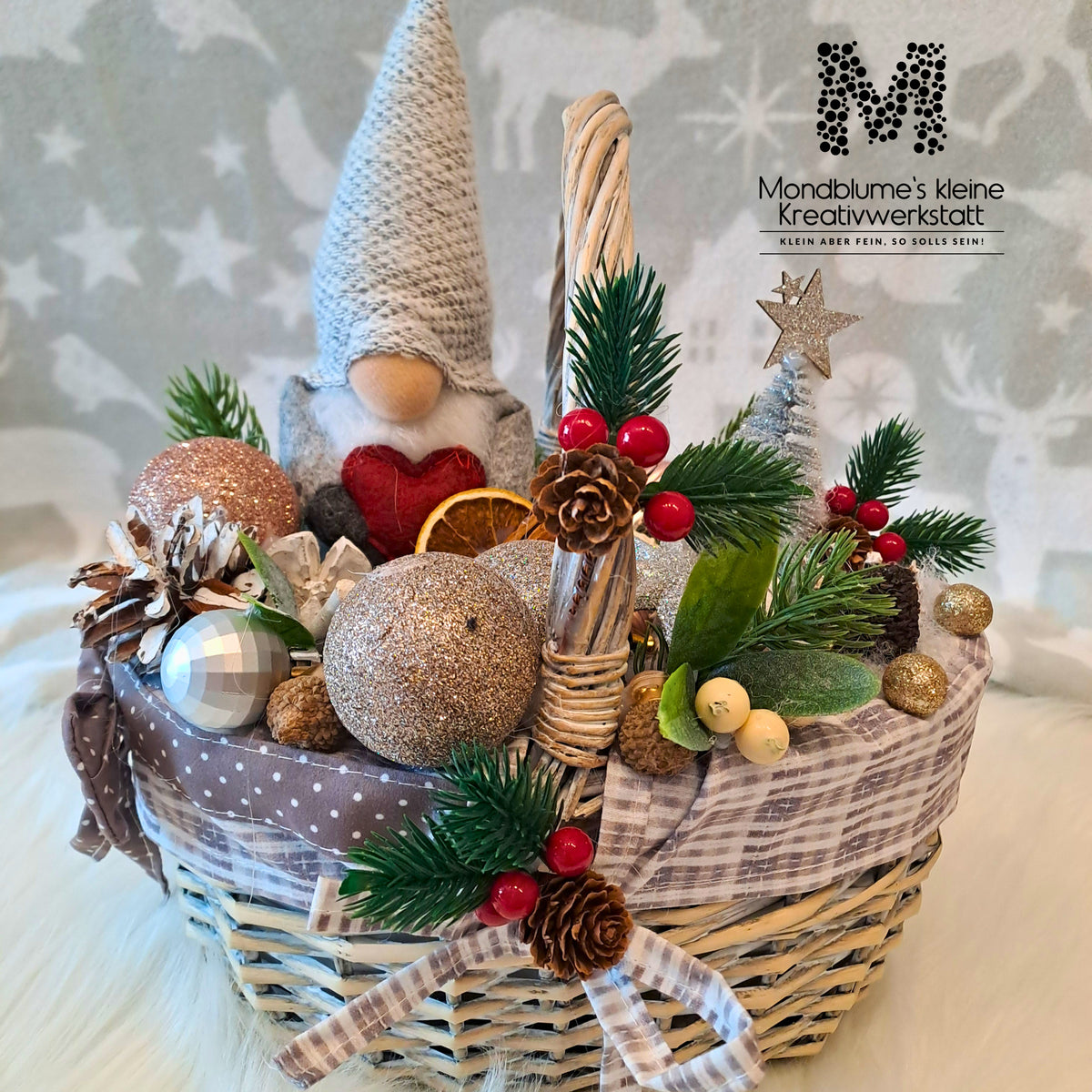 Handgemachtes Weihnachtsarrangement im Dekokorb mit Wichtel - Ansicht 1