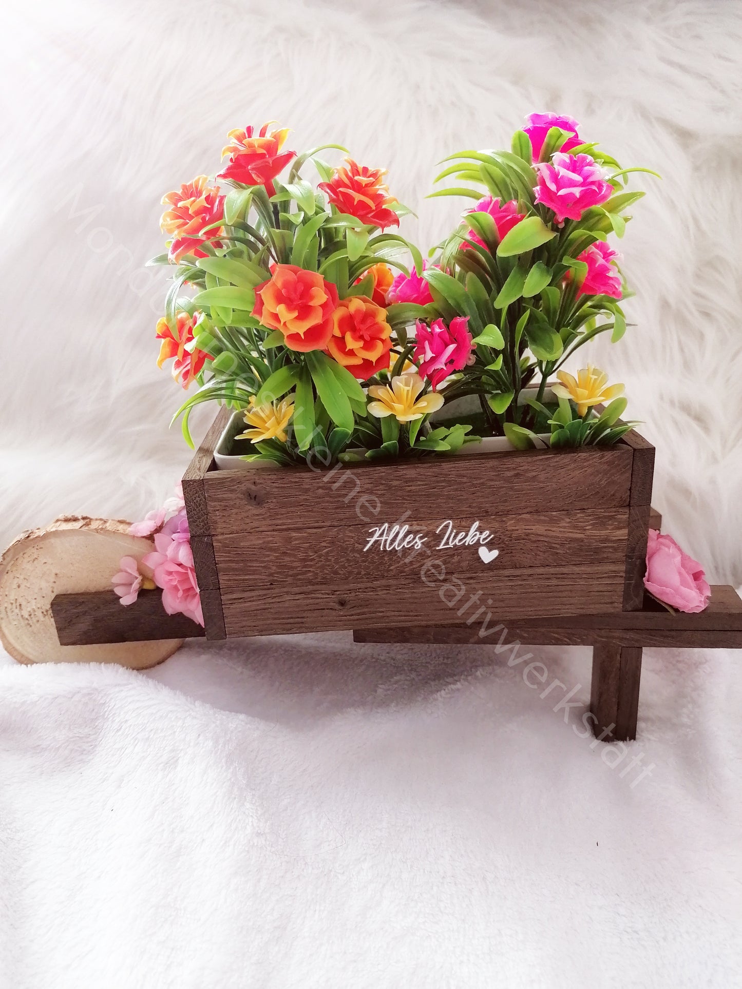 Schubkarre, befüllt mit Blumen