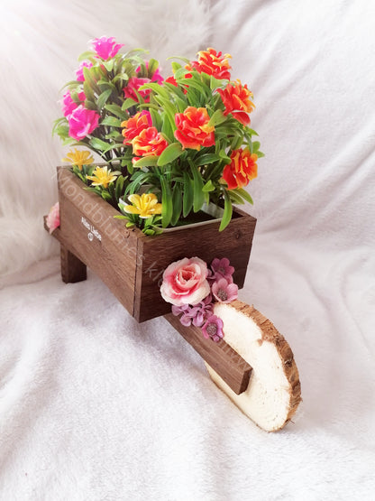 Schubkarre, befüllt mit Blumen