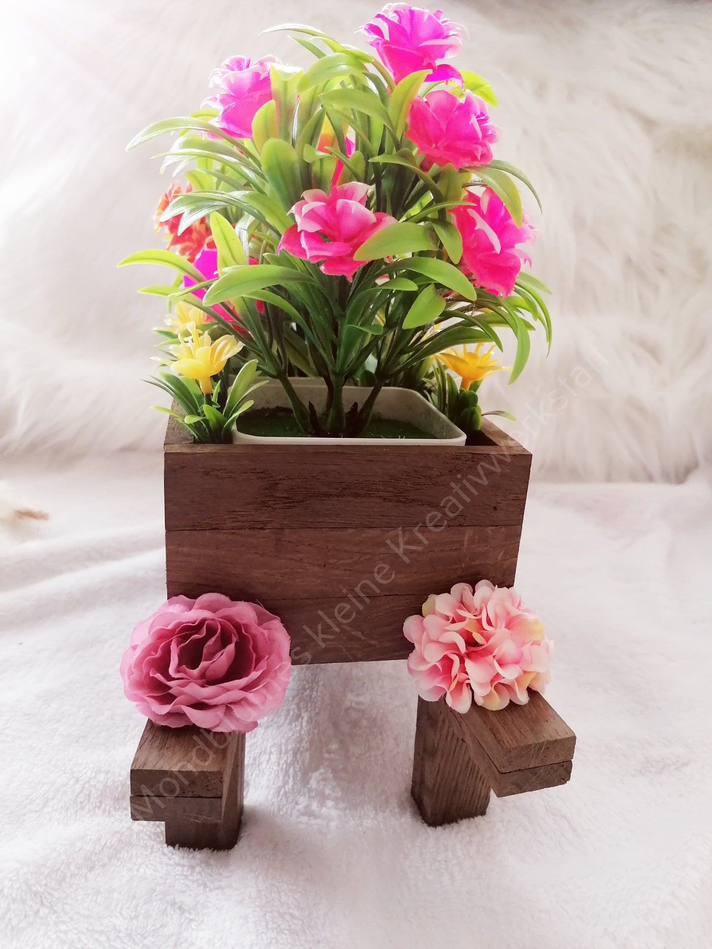 Schubkarre, befüllt mit Blumen