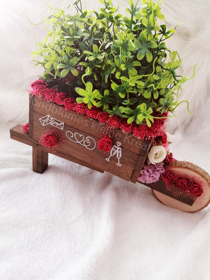 Schubkarre, befüllt mit Grünzeug