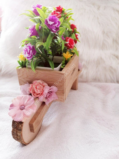 Schubkarre hell, befüllt mit Blumen