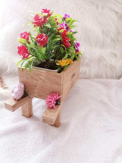 Schubkarre hell, befüllt mit Blumen