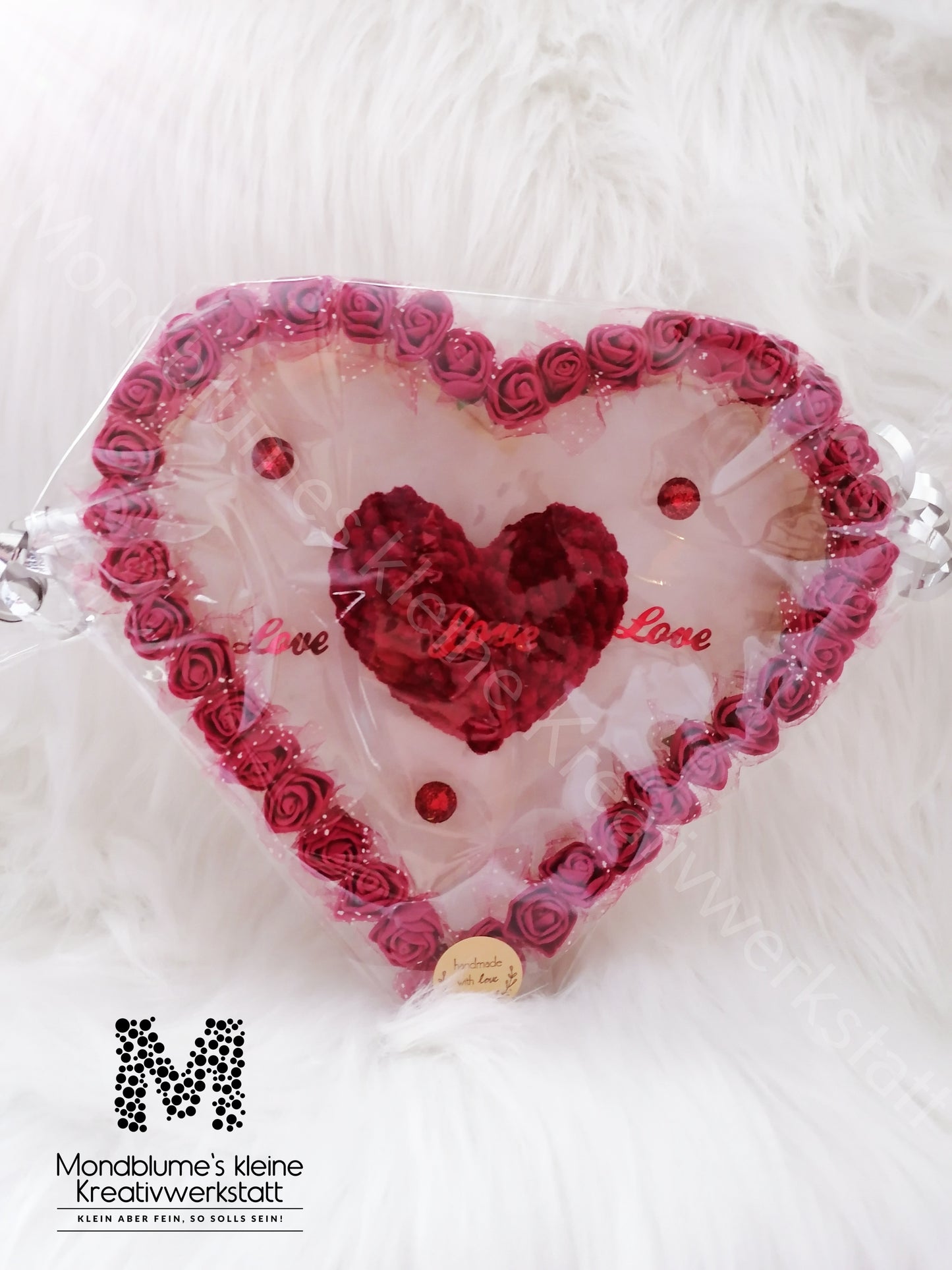 Holzherz verziert mit Rosen