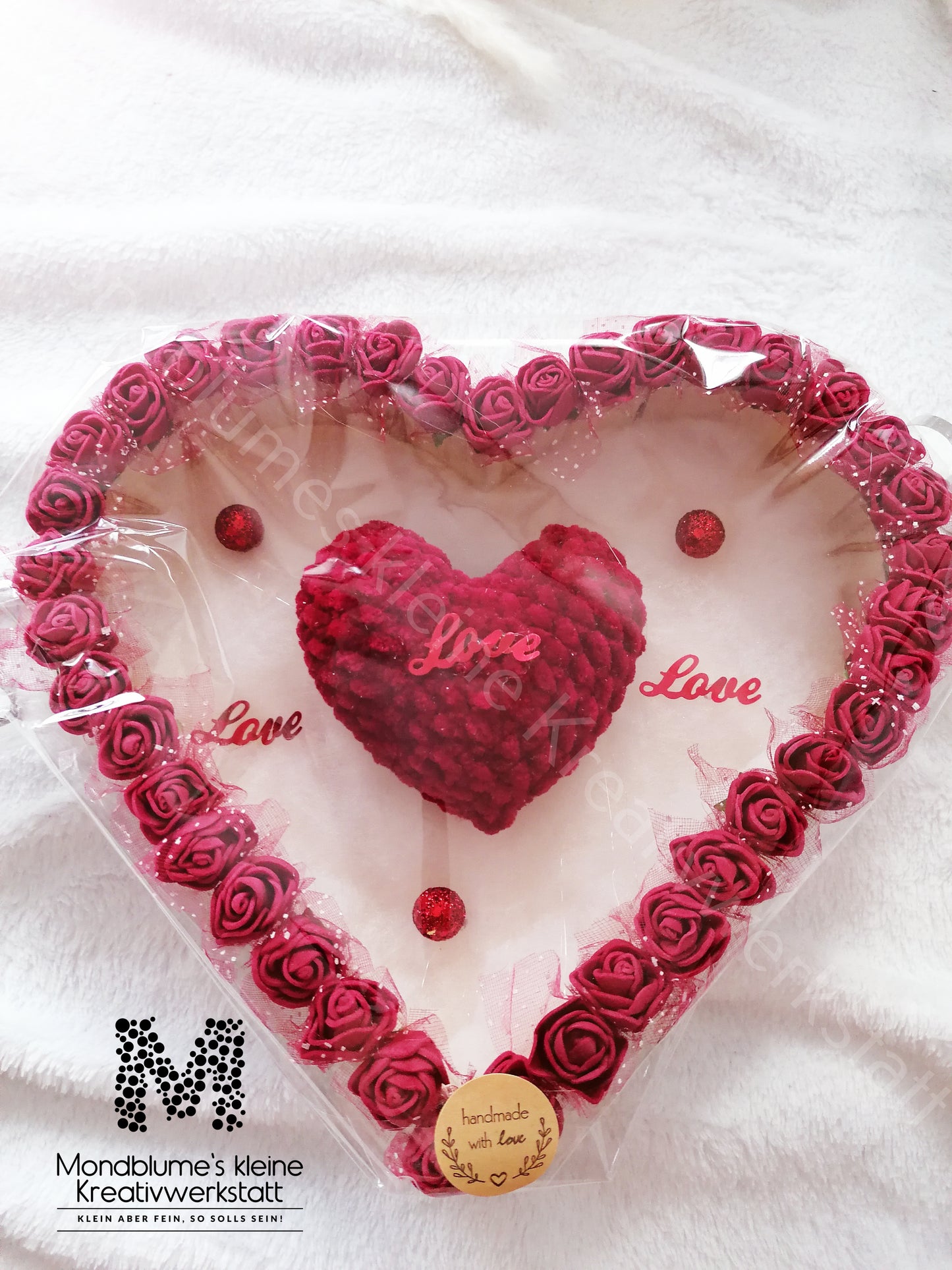 Holzherz verziert mit Rosen