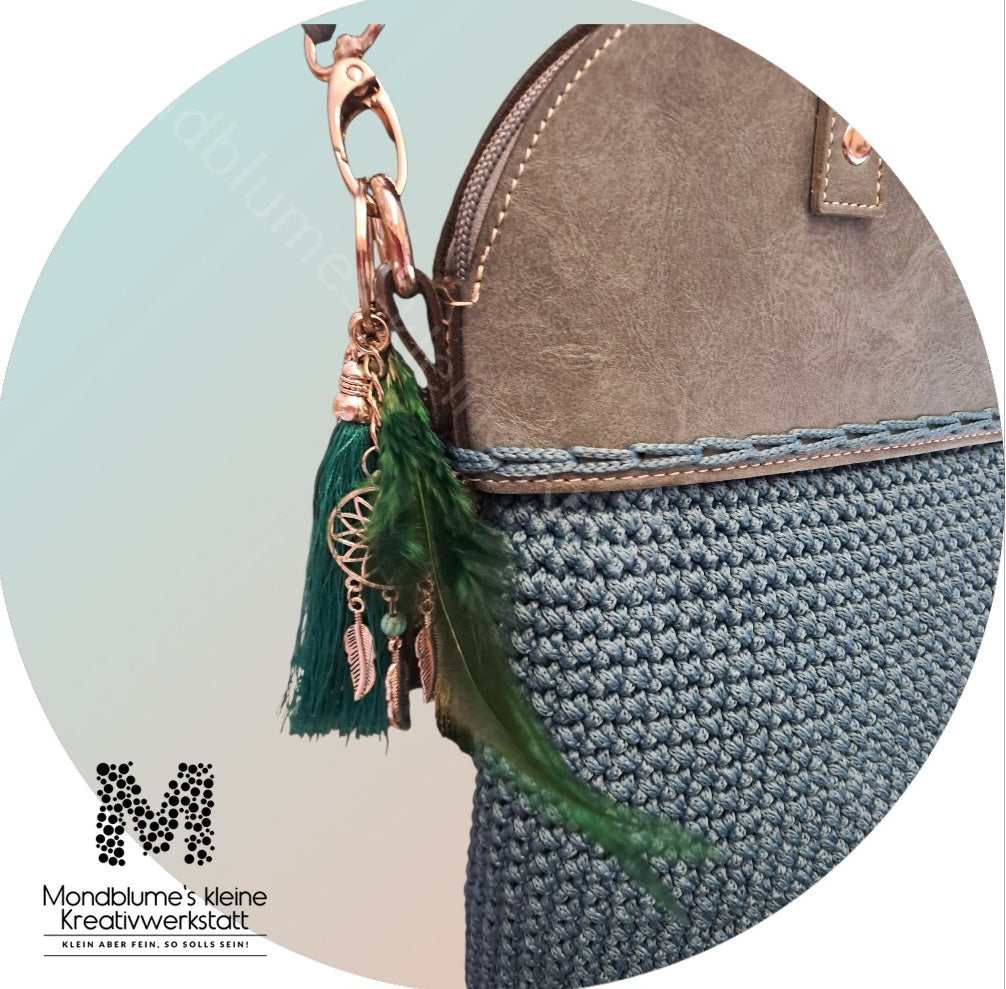 Liebevoll gehäkelte Tasche in Petrol
