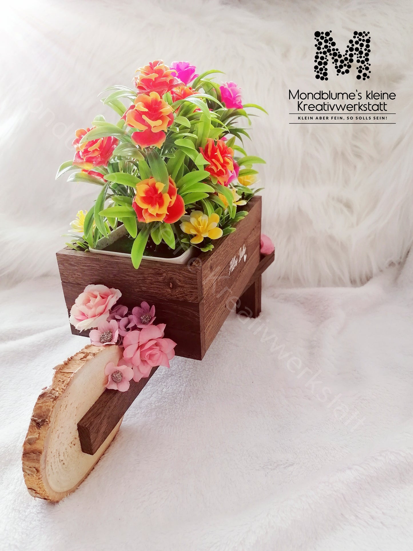 Schubkarre, befüllt mit Blumen