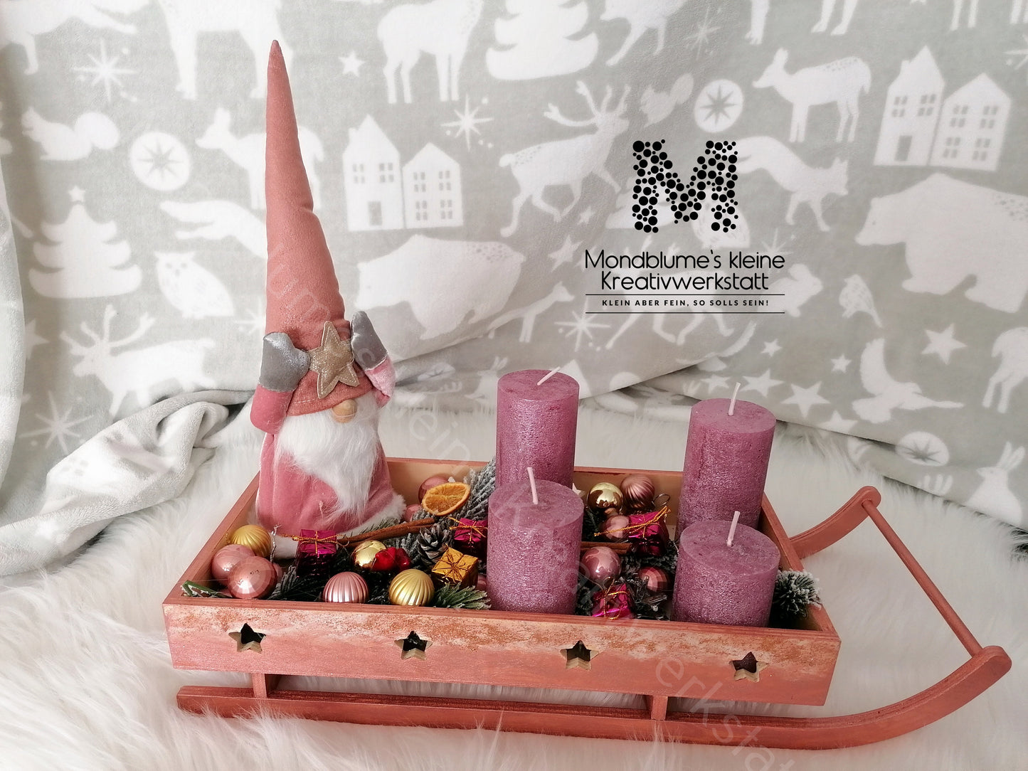 Wunderschöner und einzigartiger Adventschlitten in Rosa mit Wichtel in liebevoller Handarbeit gezaubert