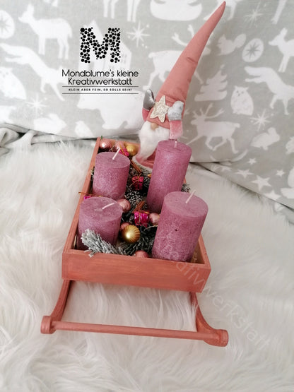 Wunderschöner und einzigartiger Adventschlitten in Rosa mit Wichtel in liebevoller Handarbeit gezaubert