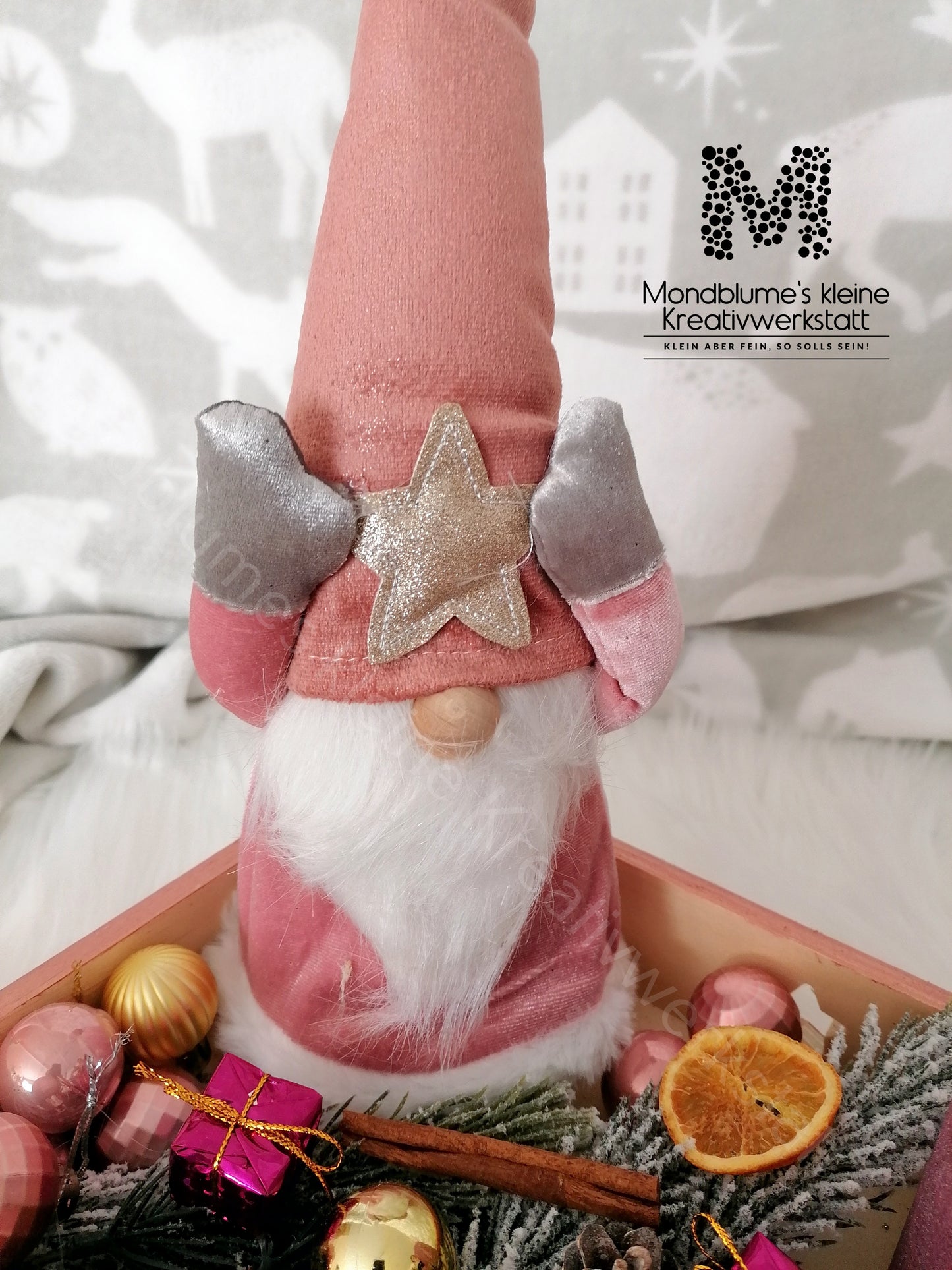 Wunderschöner und einzigartiger Adventschlitten in Rosa mit Wichtel in liebevoller Handarbeit gezaubert