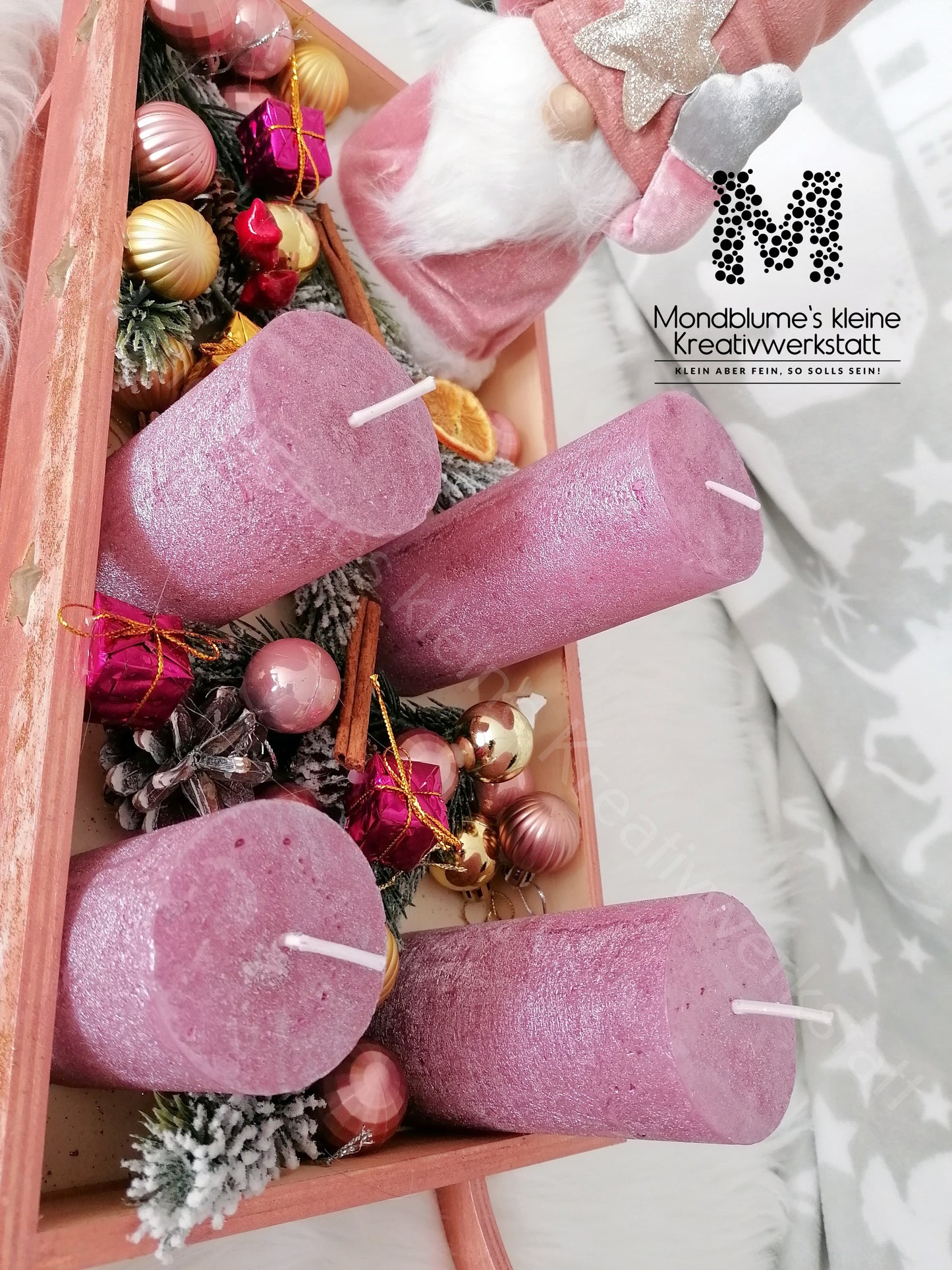 Wunderschöner und einzigartiger Adventschlitten in Rosa mit Wichtel in liebevoller Handarbeit gezaubert